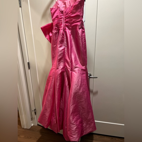 🩷Landa Formal Gown (Size 8)🩷 - Picture 11 of 16